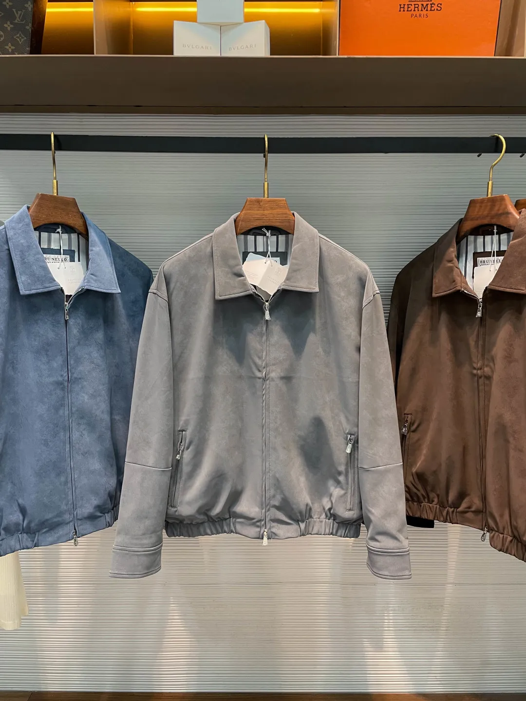 BC 26FW autumn and winter New Arrival top PU leather fashionable lapel leather jacket, men's Classic double zipper fly business casual zipper leather jacket jacket! Trading company channels are rare and available on the official website simultaneously! An excellent piece of clothing that combines fashion and practicality. It is like a beautiful landscape on the urban streets, attracting everyone who pursues quality and style! This jacket is made of custom-made artificial PU leather. The leather feels delicate, soft and not stiff, with just the right amount of warmth, giving the skin the most gentle care! And its texture is not inferior to that of Genuine Leather fabric. Under the light, the leather surface shines with soft luster, and the delicate texture is clearly visible. High-quality craftsmanship is demonstrated in every part! The interior is lined with vertical striped fiber, and you can feel a silky Breathable comfort the moment it sticks to your skin. It not only adds a sense of layering visually, but also plays a good Breathable role in function! The metal zipper closure with Silver logo engraved on the placket and front pocket adds a tough and fashionable atmosphere to the entire jacket. The Classic brand logo is inlaid on the zipper, which is exquisite and unique, and the details are authentic! The Classic lapel shape not only retains the tough style of traditional leather jackets, but also incorporates modern fashion elements! The fit-fitting cut fits the body curve just right, showing off a strong male figure and creating a smart and neat business image. It can make you the center of attention! Blue/Gray/Coffee Brown/Black, four colors available! Size: S-XXL S size: shoulder width 54cm - bust 116cm - dress length 64cm - sleeve length 58cm M size: shoulder width 55cm - chest 120cm - dress length 65cm - sleeve length 59cm L size: shoulder width 56cm - chest 124cm - dress length 66cm - sleeve length 60cm XL size: shoulder width 57cm - chest 128cm - dress length 68cm - sleeve length 61cm XXL size: Shoulder width 58cm - Bust 132cm - Clothes length 70cm - Sleeve length 62cm Size recommendation (standard version): Height 174-140 pounds, try on size M! Boys weighing less than 135 pounds should choose S size, 135-148 pounds should choose M size, 148-162 pounds should choose L size, 162-176 pounds should choose XL size, and 176-190 pounds should choose XXL size!